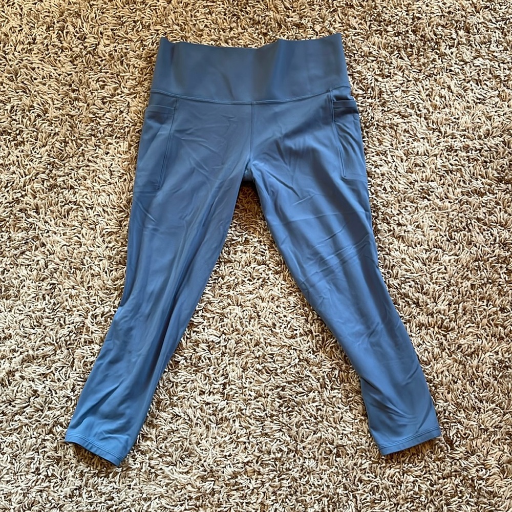 Athleta Stash salutation w/ pockets